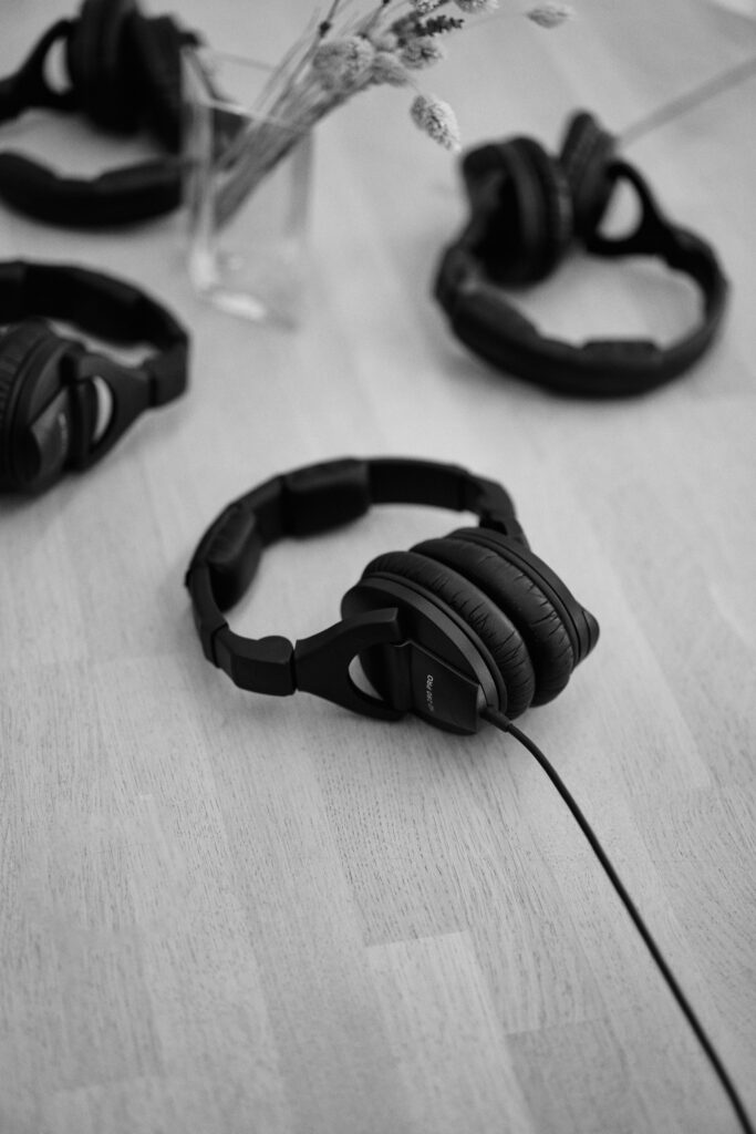 Asennestudio: Podcastit ideasta julkaisuun - kuulokkeet studion pöydällä